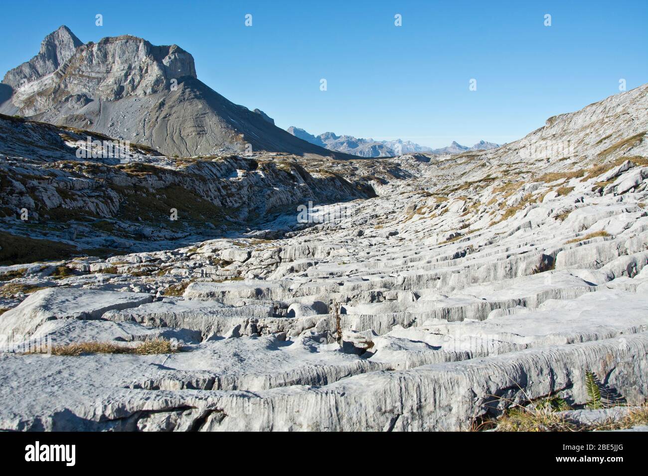 Karstlandschaft auf der Hochebene rund um Chilchbüelen, Schwyz, Schweiz Foto Stock