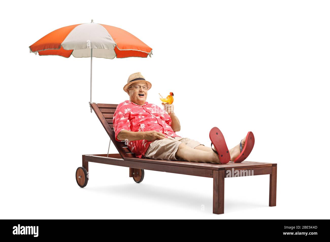 Turista maturo maschile con un cocktail drink su un lettino sotto un ombrello isolato su sfondo bianco Foto Stock