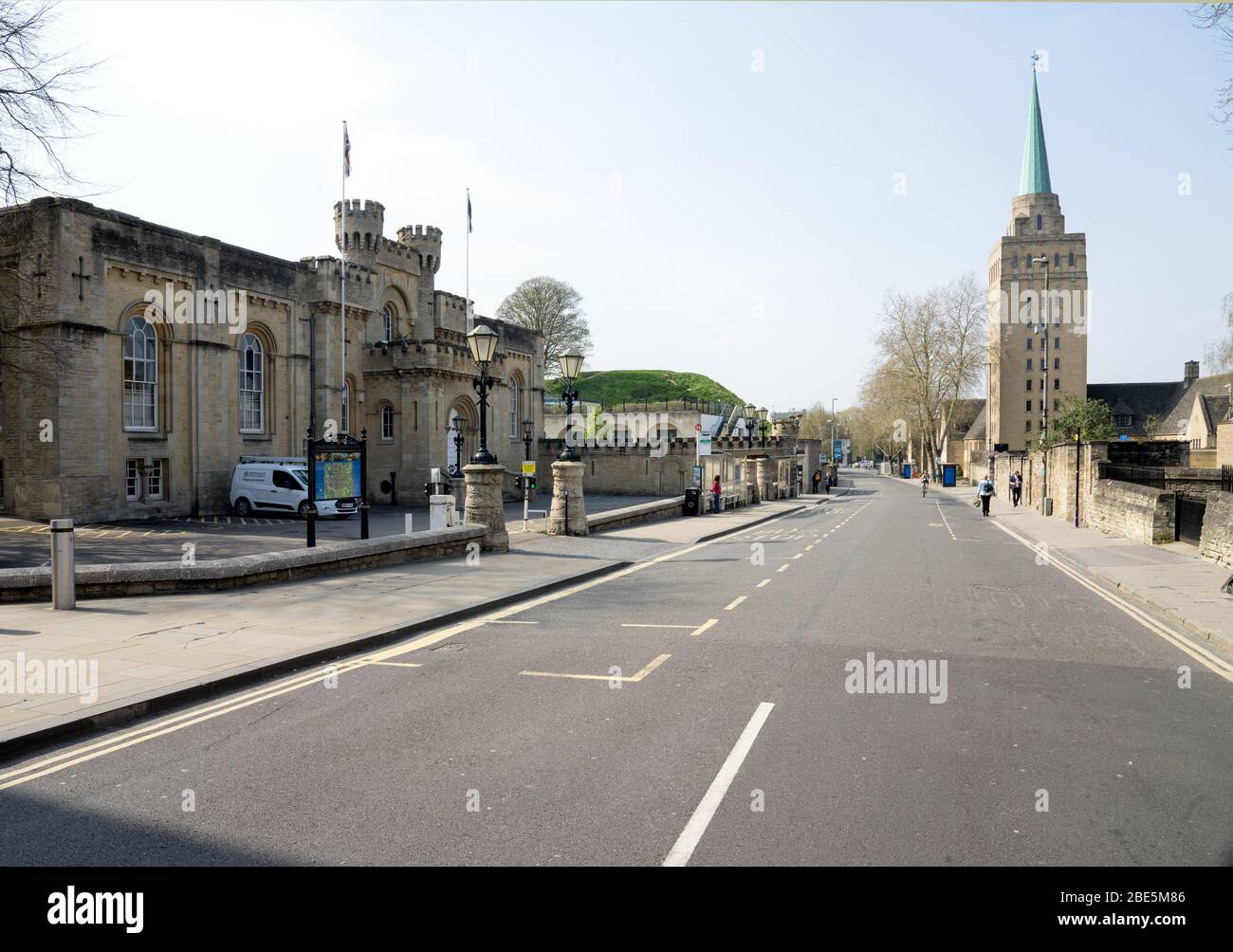 Oxford City New Road Nuffield College Castle Mound e Old Magistrates Court liberi da tutti i pedoni durante l'arenaggio del virus Corona. Foto Stock