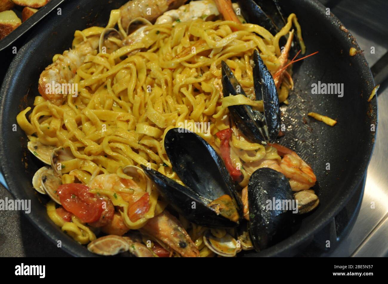 Tagliolini allo scoglio o spaghetti con pesce serviti con gamberi e altri conchiglie Foto Stock