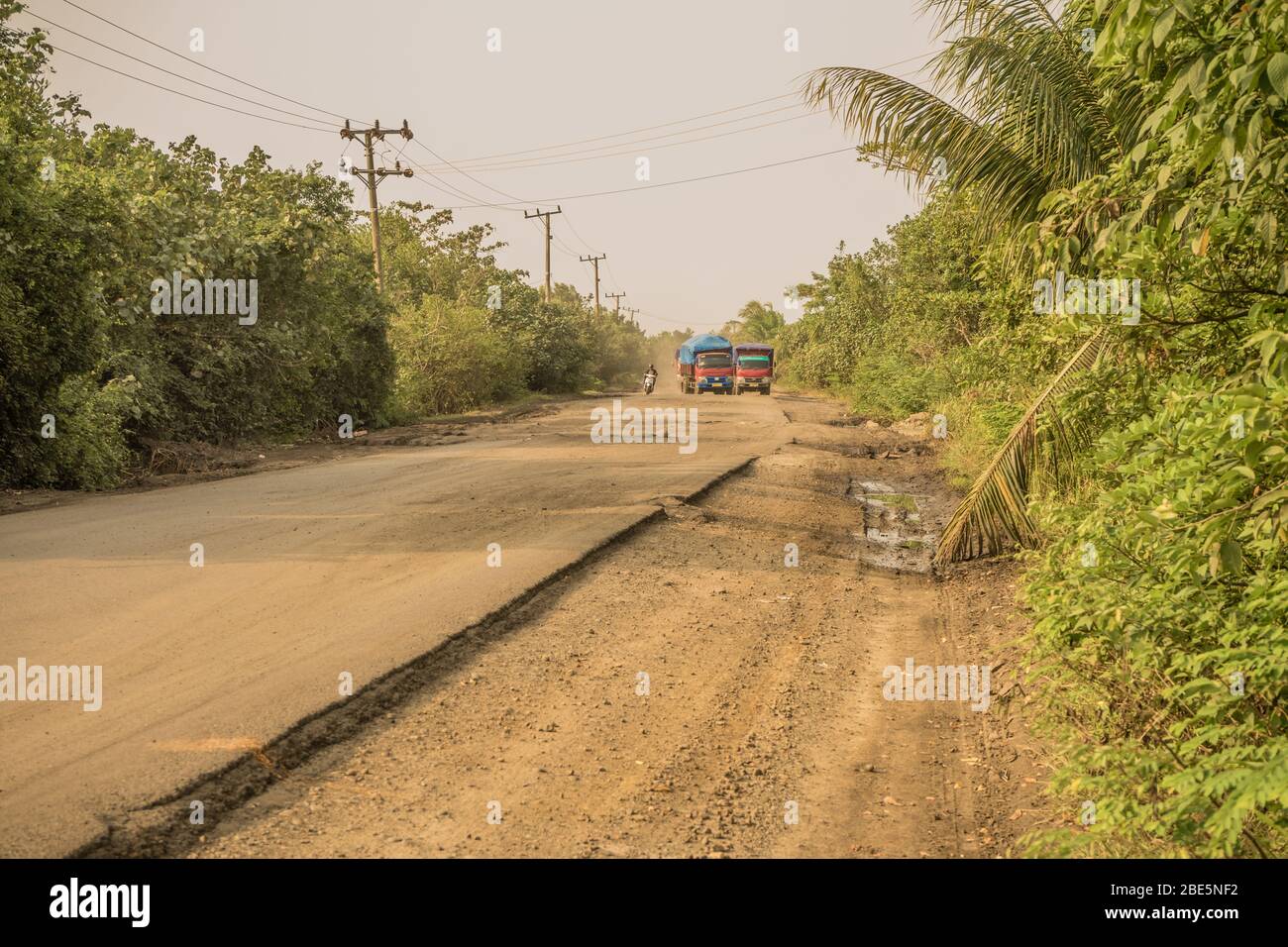 27 luglio 2018 Bengkulu, Sumatra, Indonesia: Razza di deforestazione. L'industria dell'olio di palma e della gomma sta distruggendo le foreste indonesiane ad un ritmo molto rapido. Foto Stock