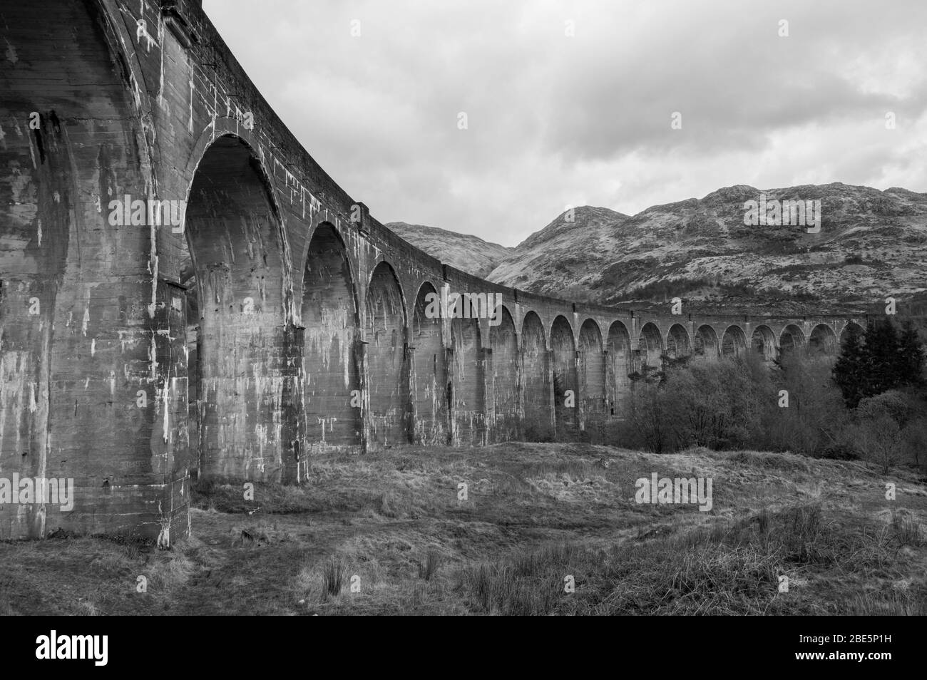 Bellissimo Viadotto Glenfinnan dove alcuni di Harry Potter sono stati girati in Scozia. Foto Stock