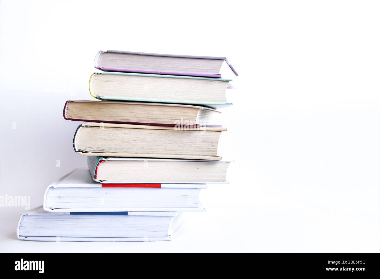 Pila di libri isolata su bianco, immagine di una pila di libri Foto Stock