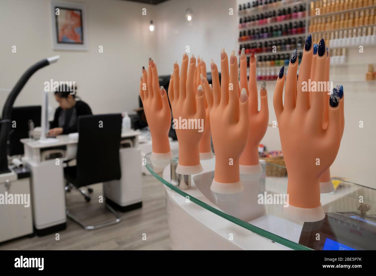 Esempi di chiodi belli si possono trovare al salone di bellezza. Foto Stock