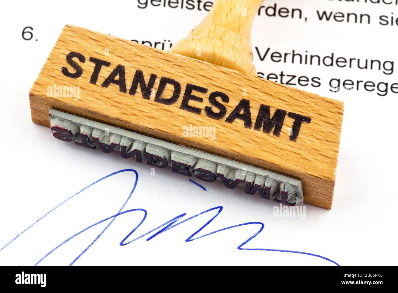 Ein Stempel aus Holz liegt auf einem Dokument. Deutsche Aufschrift: Stenesamt Foto Stock