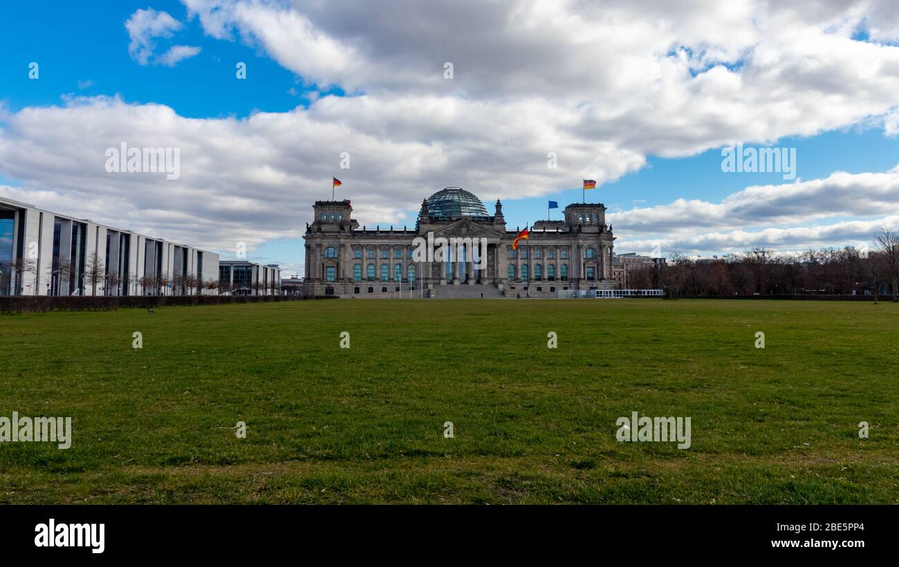 Il famoso edificio del Reichstag, sede del Parlamento tedesco (Deutscher Bundestag) in una giornata nuvolosa a Berlino, Germania Foto Stock