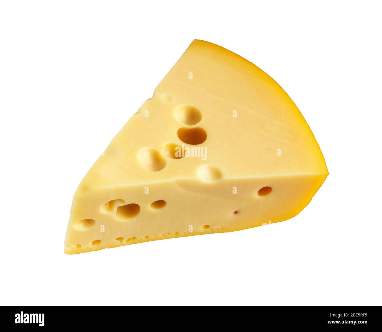 Pezzo di formaggio isolato su sfondo bianco. Formaggio con buchi. Foto Stock