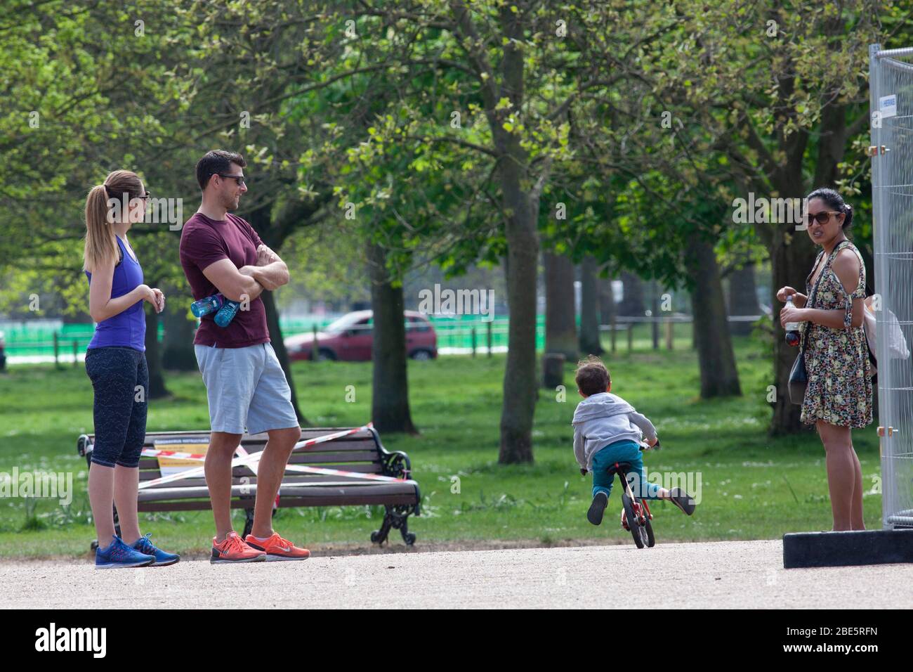 Londra, UK, 12 aprile 2020: La domenica di Pasqua la gente osserva le regole di distanza sociale mentre si esercitano e si prende aria fresca al sole su Clapham Common. Anna Watson/Alamy Live News Foto Stock