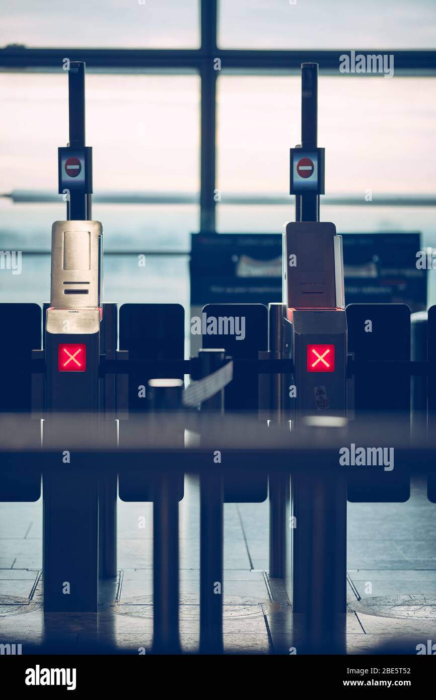 Chiuso il gate d'imbarco al mattino in aeroporto Foto Stock