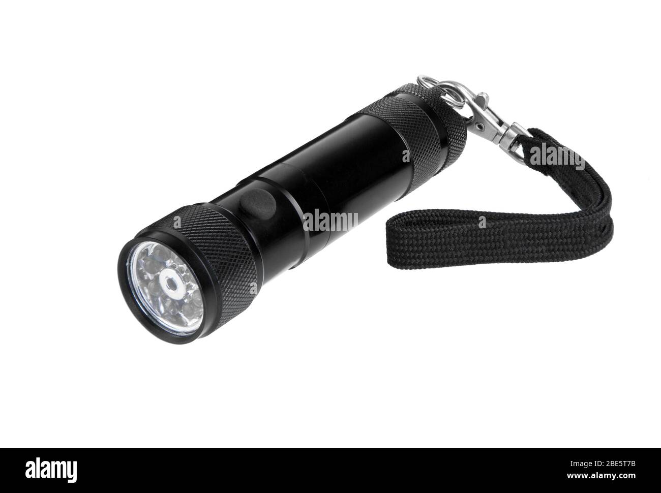 Torcia isolata su sfondo bianco. Torcia nera in metallo, torcia, alimentata a batteria. Foto Stock