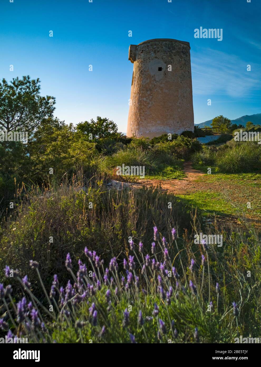 La ‘Torre de Maro’, una torre di avvistamento spagnola del XVI secolo nei pressi di Maro, nel comune andaluso di Nerja, costruita per mettere in guardia contro i pirati . Foto Stock