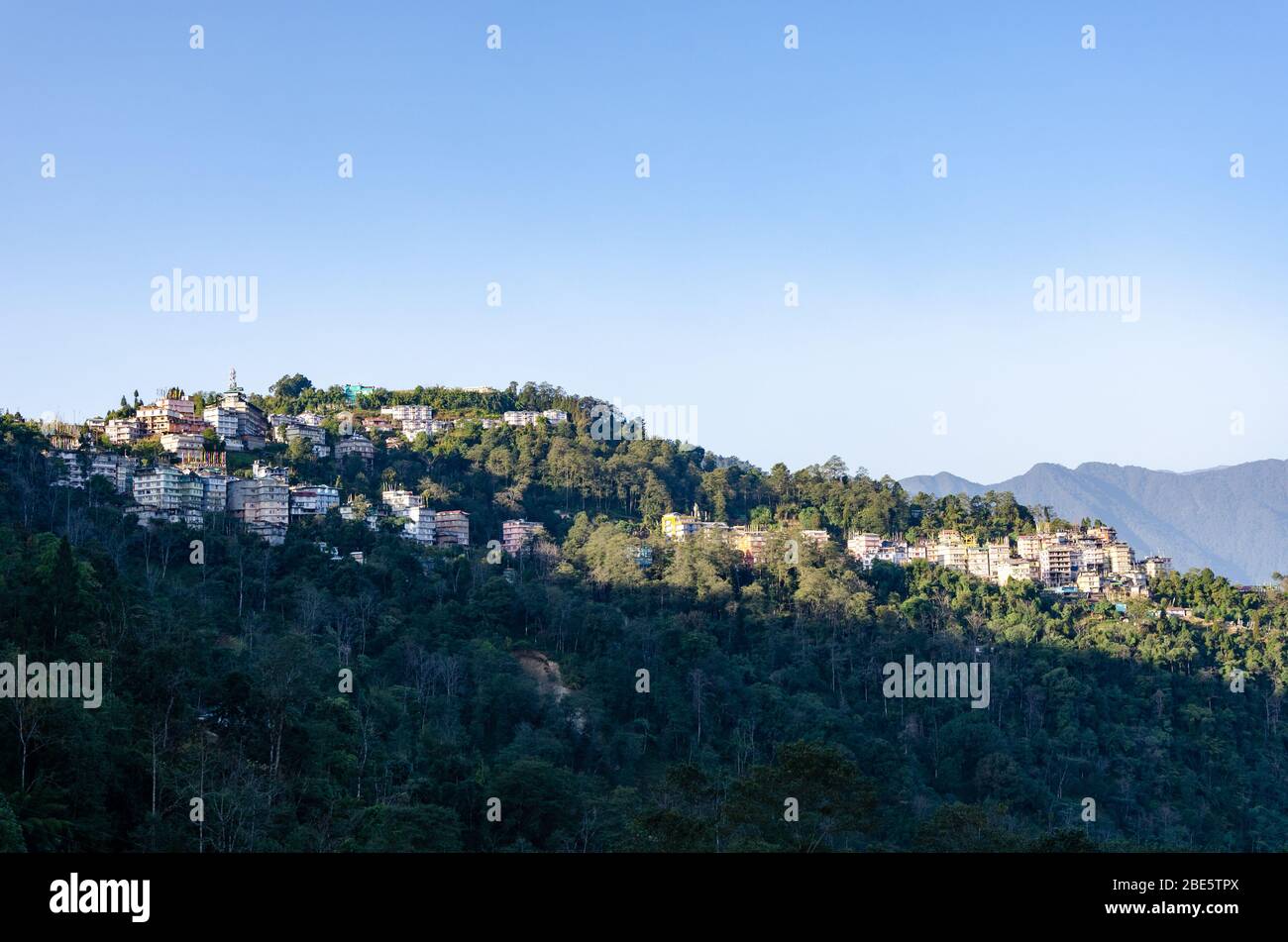 Vista del gruppo di case annidate nel verde paesaggio di montagna a Pelling, Sikkim, India Foto Stock