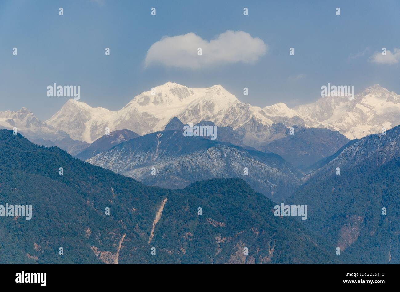 Bella vista del massiccio di Kangchenjunga in una mattina invernale abbastanza limpida da da Pelling, Sikkim, India Foto Stock