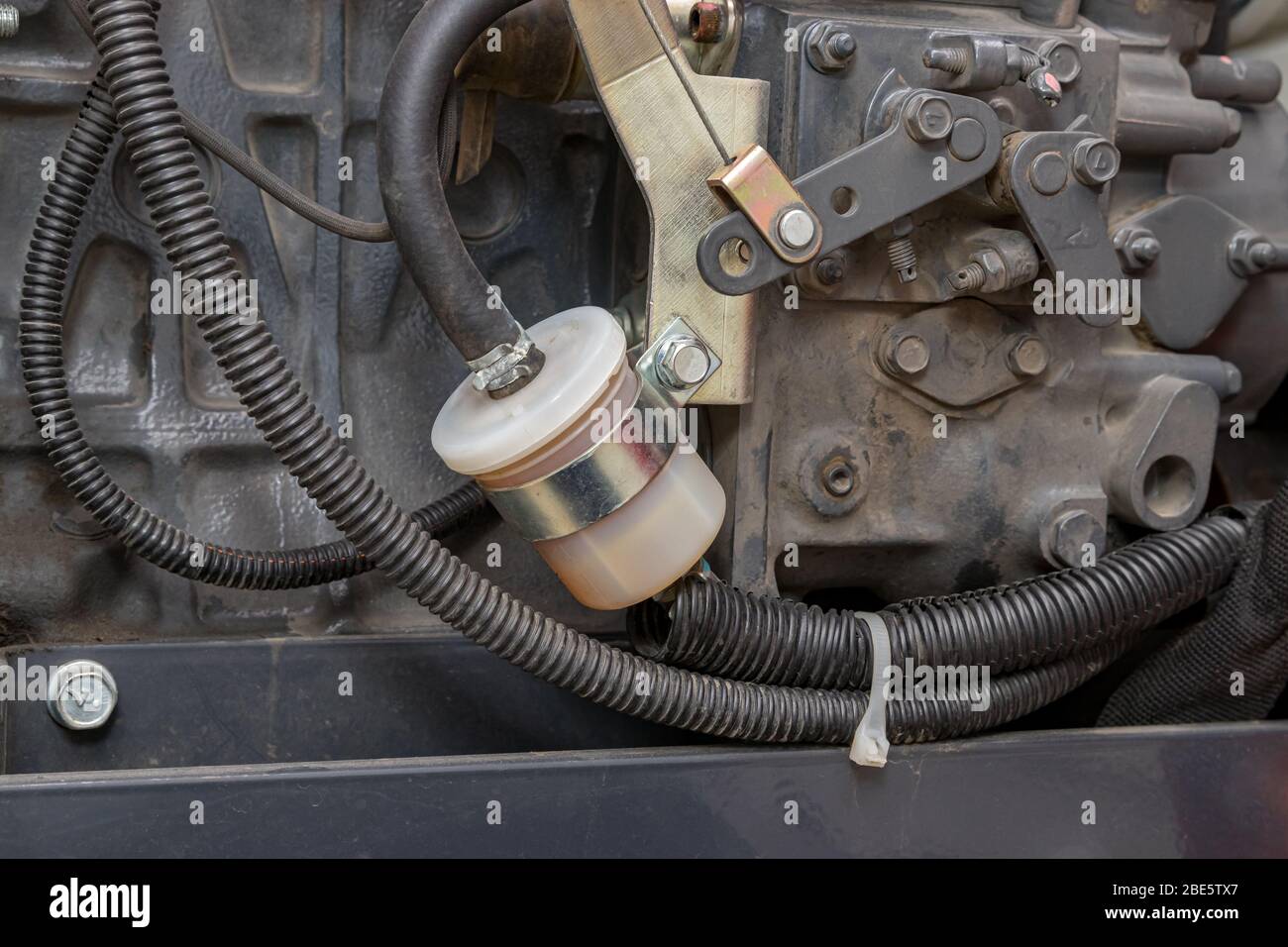 Filtro del combustibile sul motore del trattore diesel. Concetto di motore piccolo, riparazione tosaerba, manutenzione e manutenzione Foto Stock