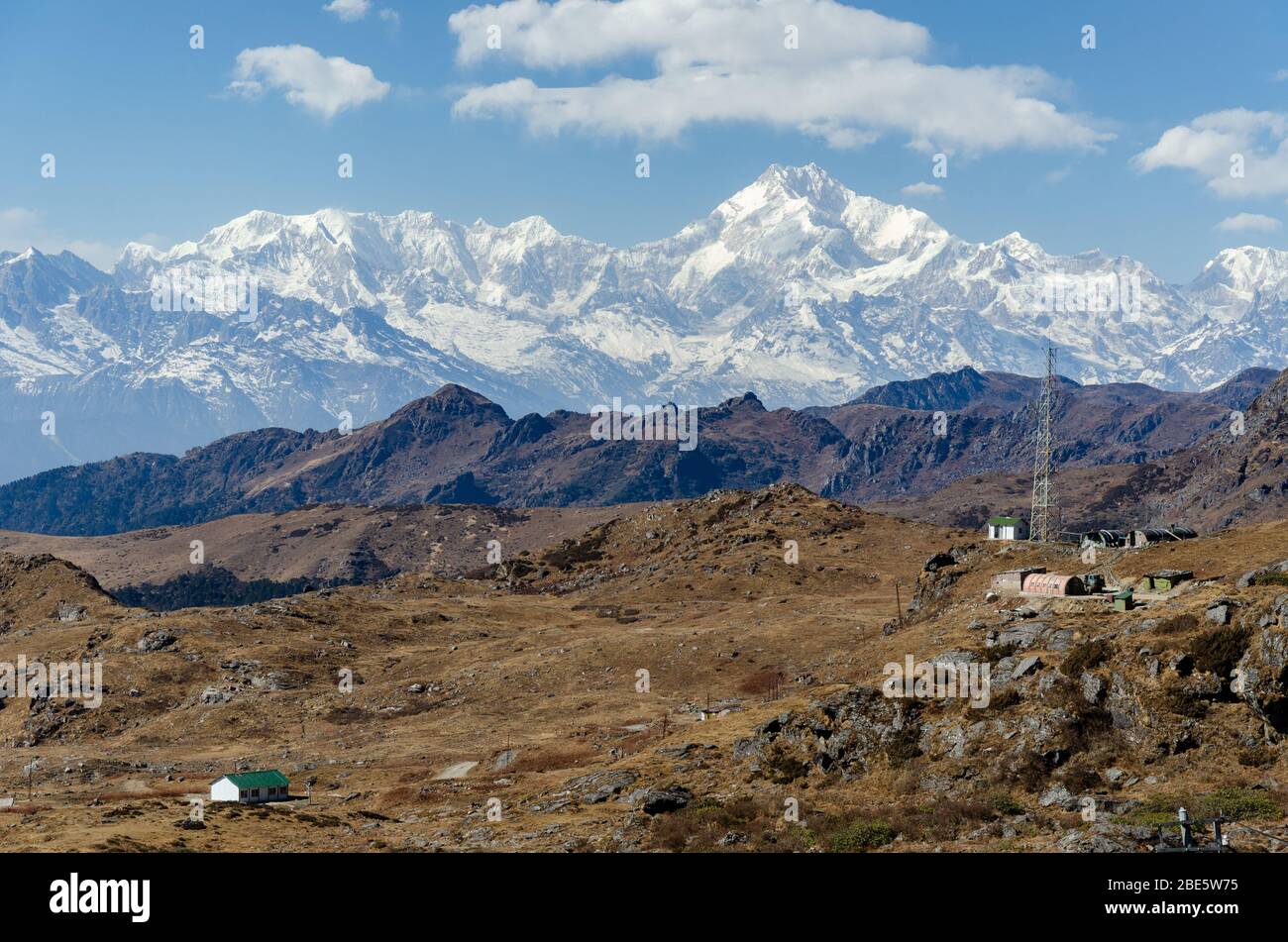 Massiccio innevato massiccio di Kangchenjunga che domina il paesaggio arido e arido durante dicembre, come visto da Nathu la Pass, Sikkim, India Foto Stock