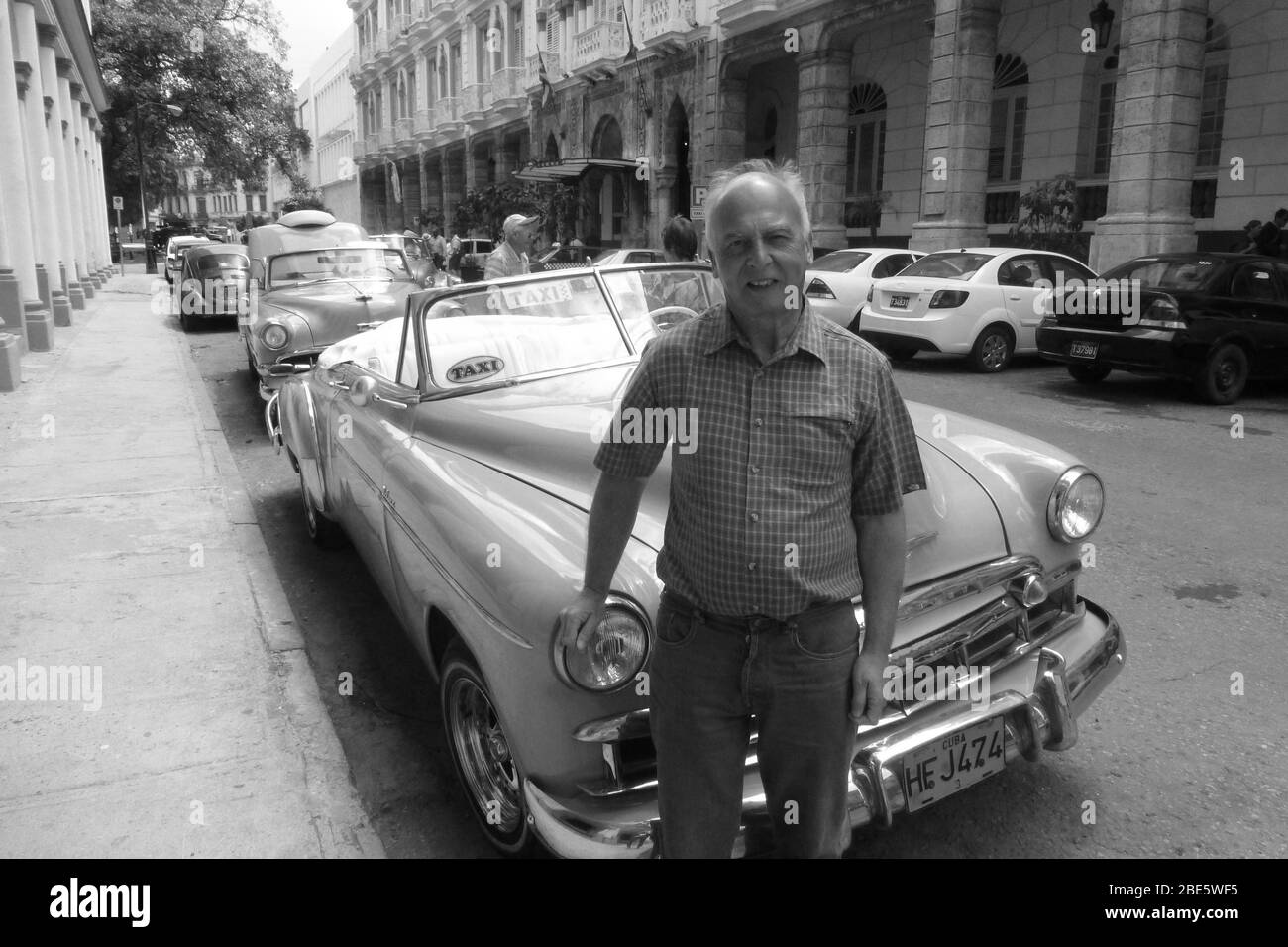 Residente locale di fronte alla sua classica American Chevrolet Styleline Deluxe auto a l'Avana Cuba sport soft top Happy Person stile americano classico Foto Stock