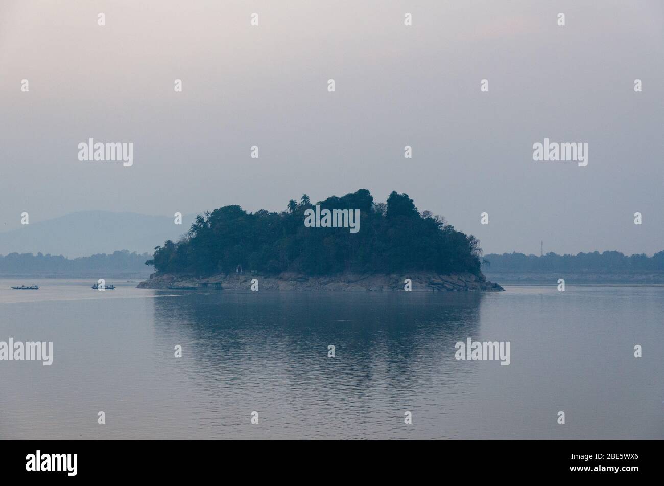 Vista dell'Isola di Peacock nel mezzo del fiume Brahmaputra, sul quale si trova il Tempio di Umananda a Guwahati, Assam, India Foto Stock