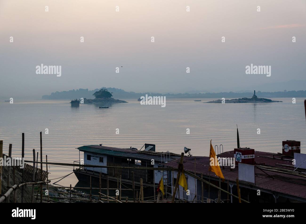 Splendida vista durante il crepuscolo del possente fiume Brahmaputra a Guwahati, Assam, India Foto Stock