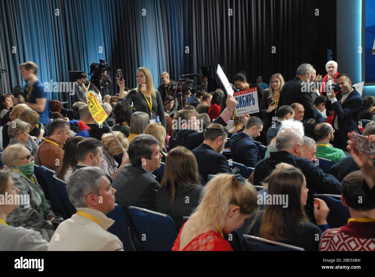 Giornalisti e media partecipano alla conferenza stampa annuale del Presidente della Federazione russa Vladimir Putin al World Trade Center Foto Stock