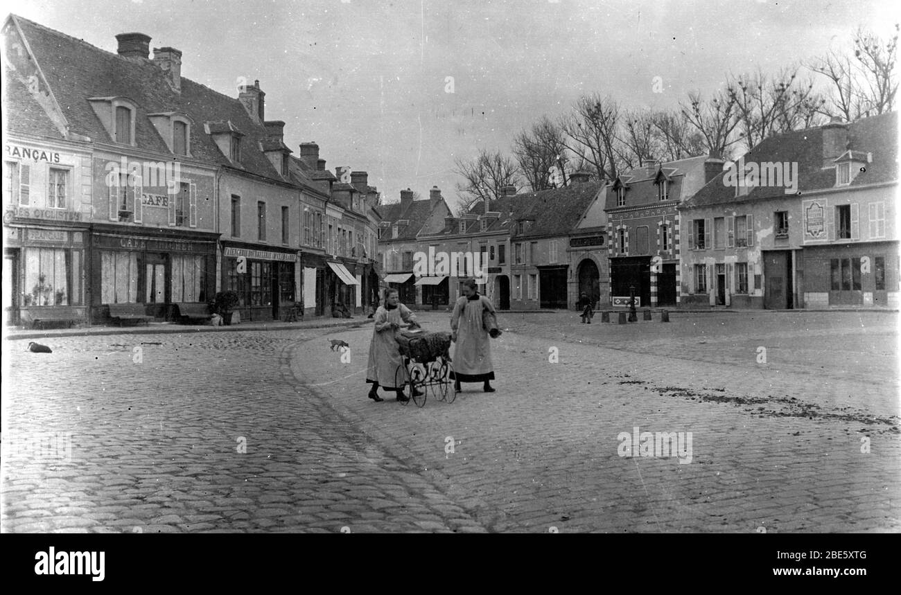Due giovani ragazze con un grammo nelle strade acciottolate della piazza della città di Dieppe, in Normandia in Francia, nel 1890 Foto Stock
