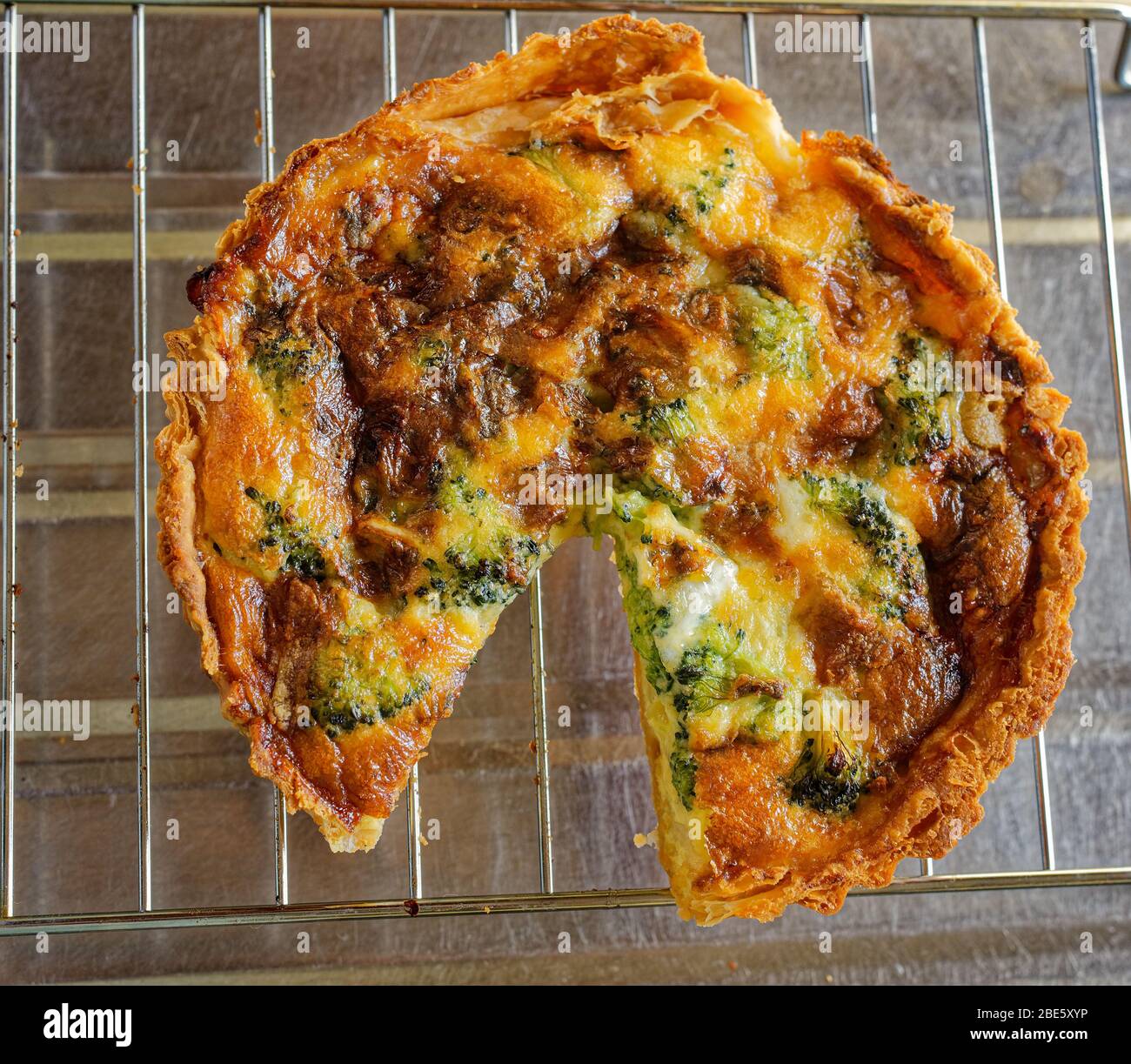Stilton e broccoli fatti in casa che raffreddano su una cremagliera. Foto Stock
