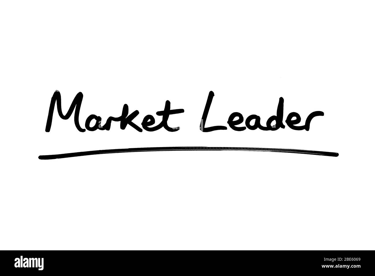 Market leader scritto a mano su sfondo bianco. Foto Stock