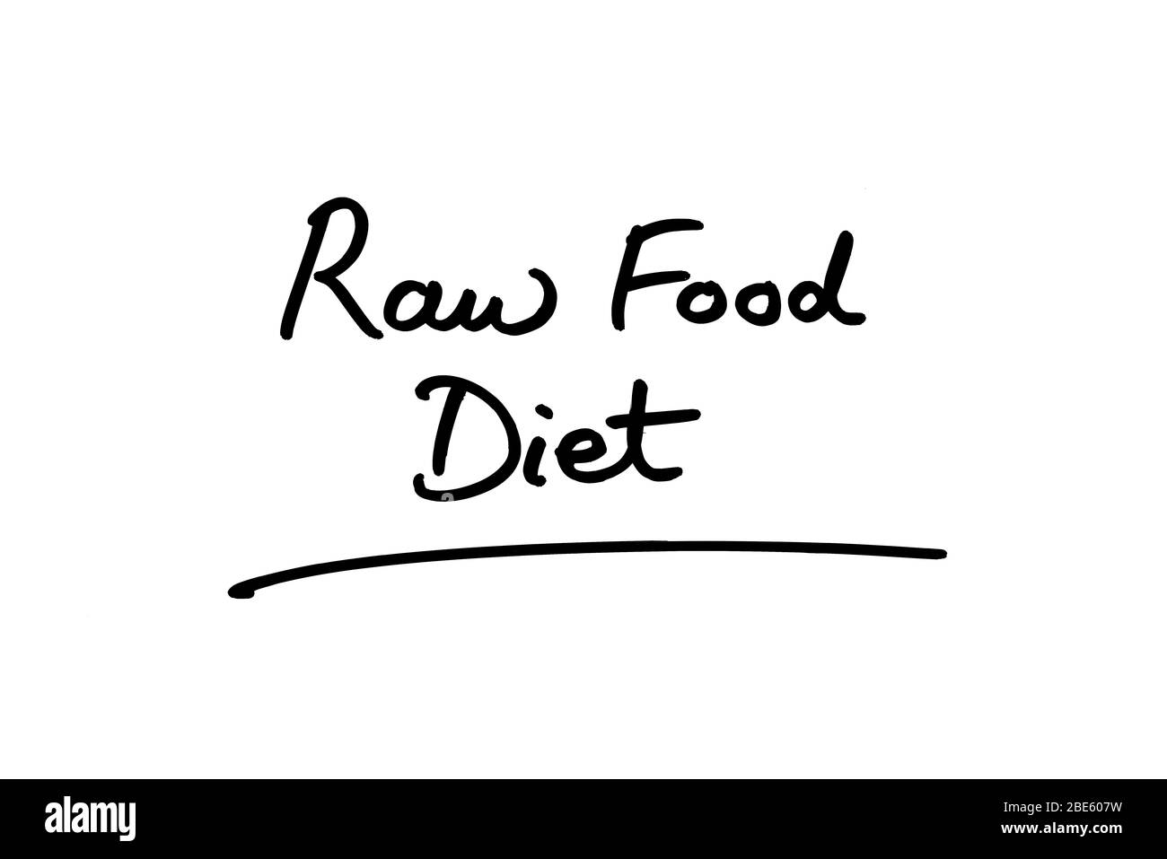 Dieta di alimento crudo manoscritta su uno sfondo bianco. Foto Stock