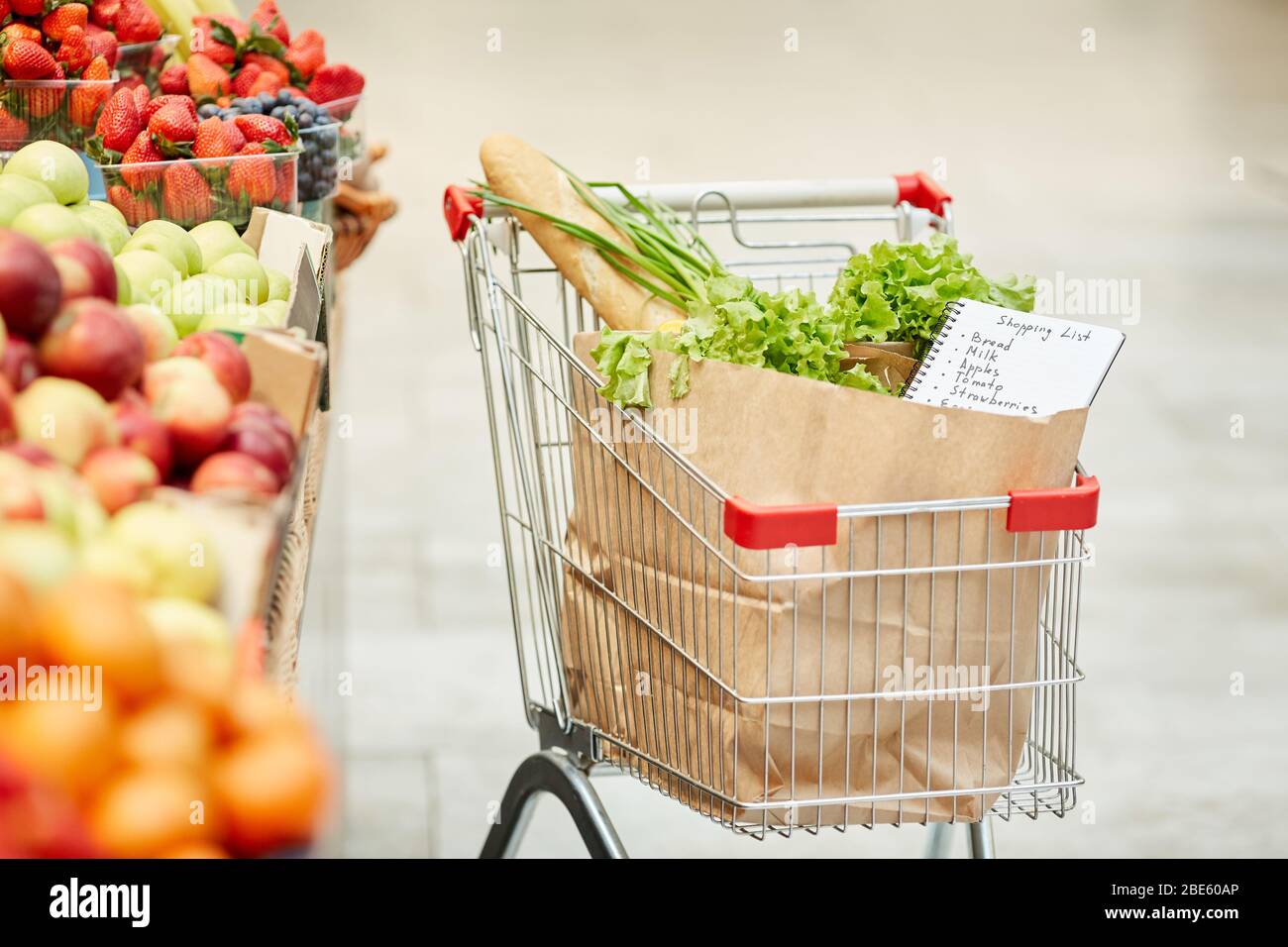 Immagine di sfondo del carrello con generi alimentari freschi in supermercato, spazio copia, nessuna gente Foto Stock
