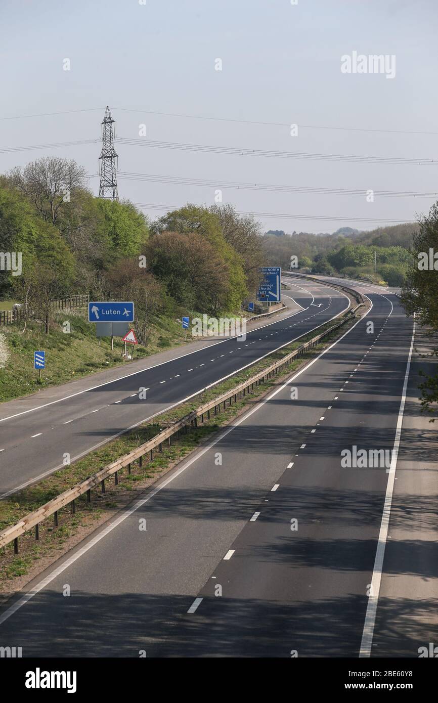 Tratto deserte di solito molto trafficato autostrada A1 al bivio 8 Hitchin, Hertfordshire Regno Unito durante Coronavirus blocco Foto Stock