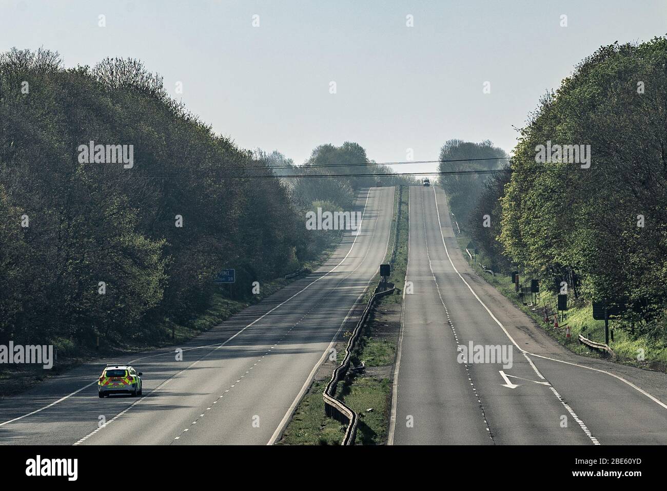 Molto tranquillo, quasi deserto A! Autostrada allo svincolo 7 Stevenage durante l'arenamento di Coronavirus nel Regno Unito con auto di polizia Foto Stock