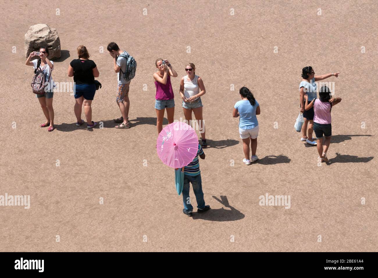 Roma,Italia:turisti sulla piazza di fronte al Colosseo. Foto Stock