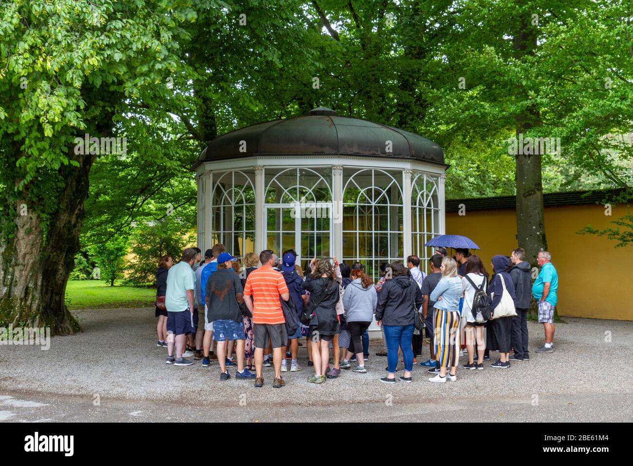 Un gruppo di tour si fermera presso il padiglione/gazebo originale Sound of Music nei terreni di Schloss Hellbrunn, Salisburgo, Austria. Foto Stock