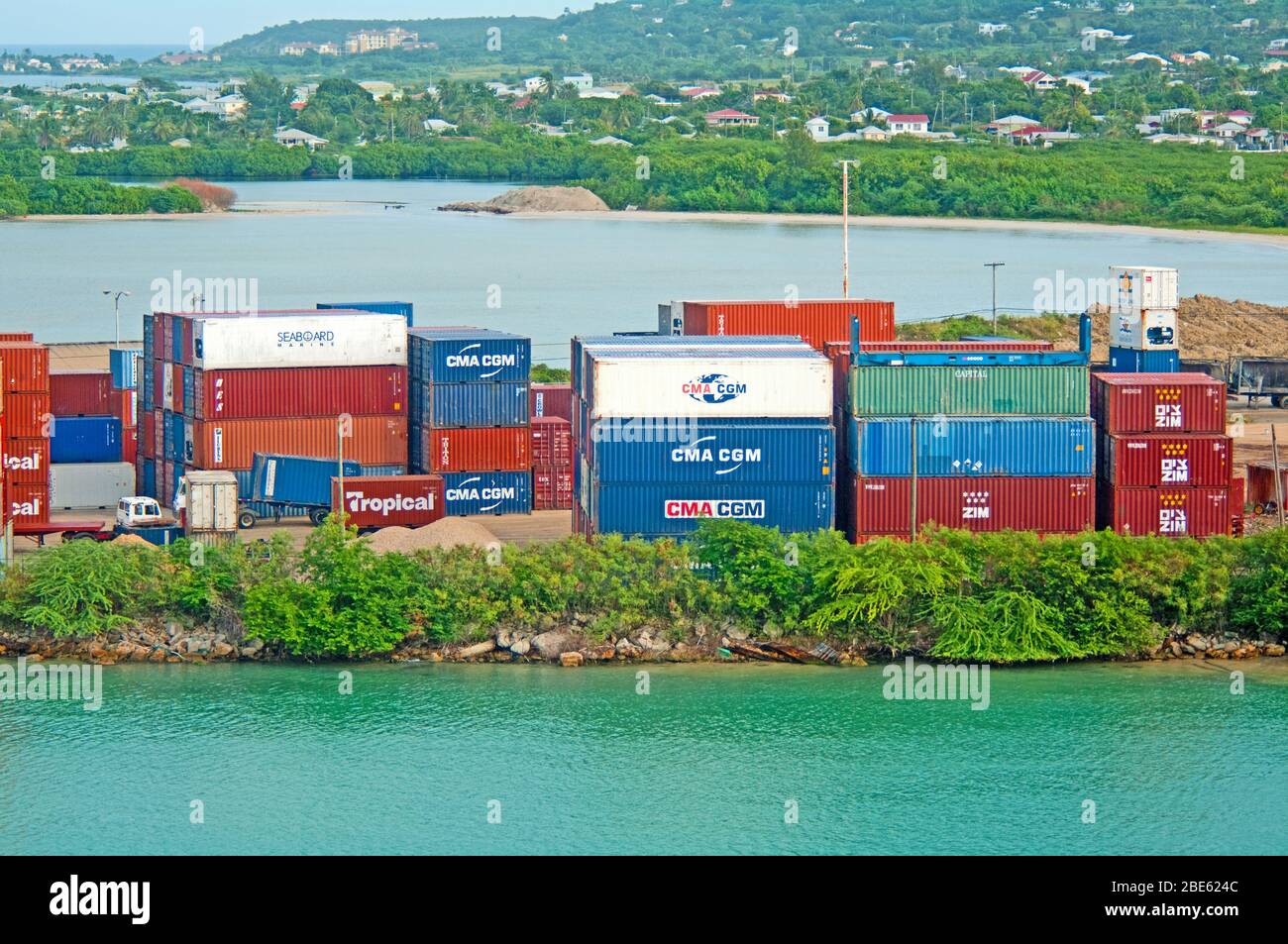 Antigua, St Johns Harbour, Caraibi, Indie Occidentali, Heritage Quay, Containers on Key Side, Foto Stock