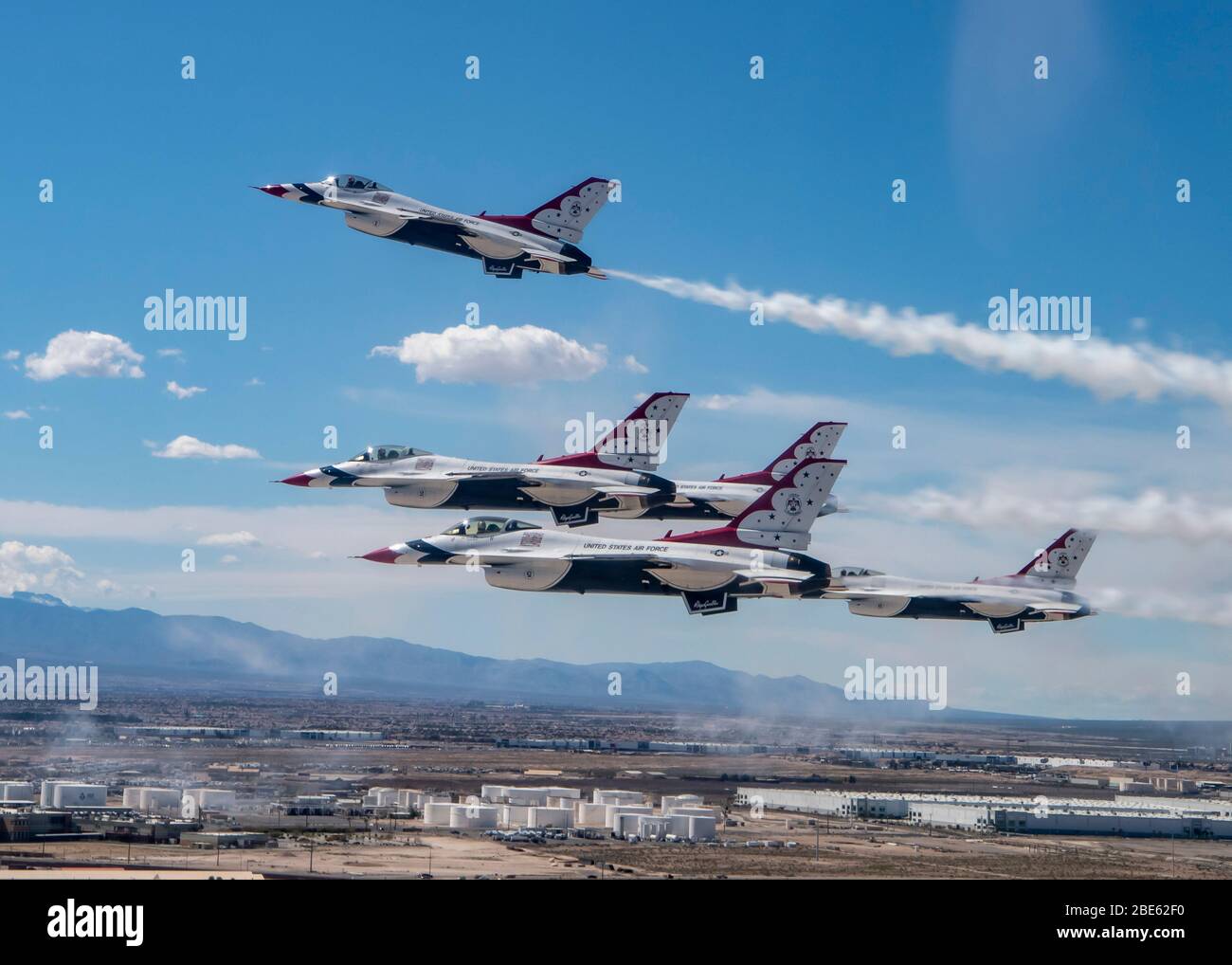 Las Vegas, Stati Uniti. 11 aprile 2020. Lo Squadron U.S. Air Force Thunderbirds Demonstration esegue un volo basso per mostrare apprezzamento per gli operatori sanitari, i soccorritori e altro personale essenziale che combatte la pandemia COVID-19 11 aprile 2020 a Las Vegas, Nevada. Credit: Cory W. Bush/US Air Force/Alamy Live News Foto Stock