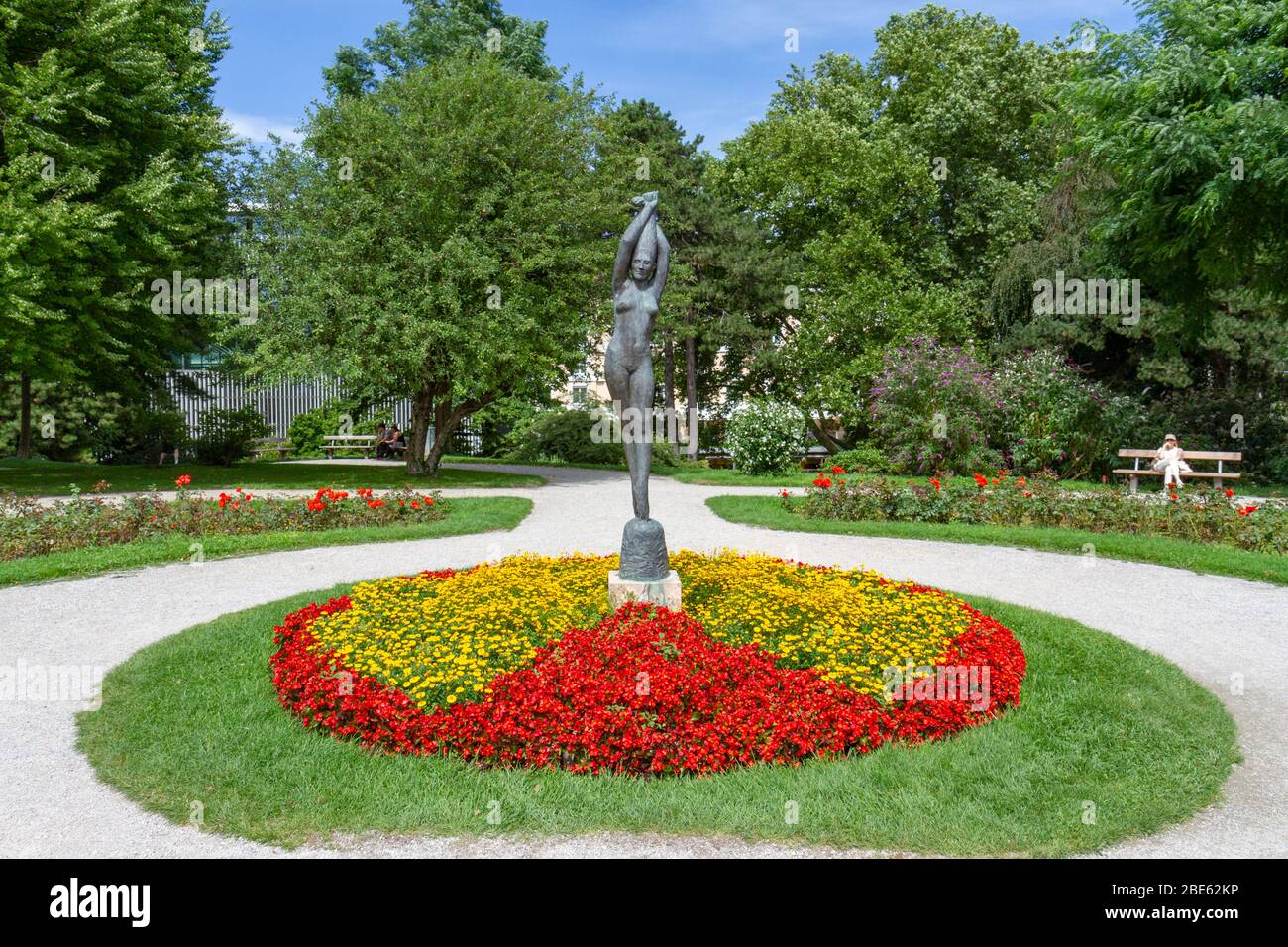 "Ballerina femminile" di Giacomo Manzú nel Kurgarten, Schloss Mirabell (Palazzo Mirabell), Salisburgo, Austria. Foto Stock