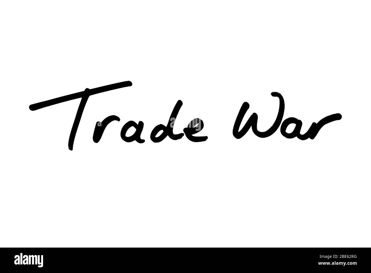 Trade War scritto a mano su sfondo bianco. Foto Stock