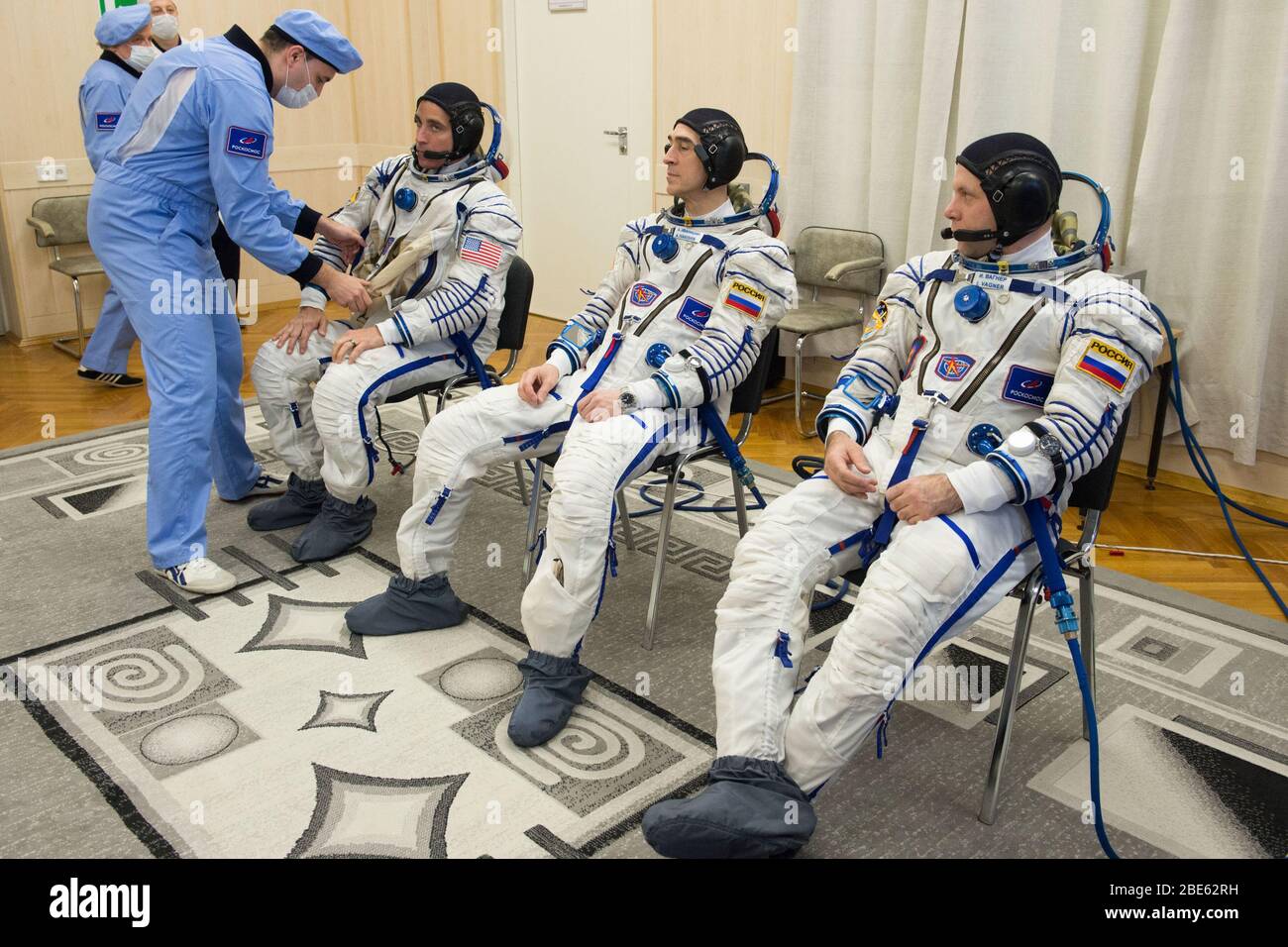 BAIKONUR, KAZAKHSTAN - 09 aprile 2020 - spedizione 63 membri dell'equipaggio Chris Cassidy della NASA, a sinistra, Anatoly Ivanishin di Roscosmos, centro, e Ivan Vagner Foto Stock