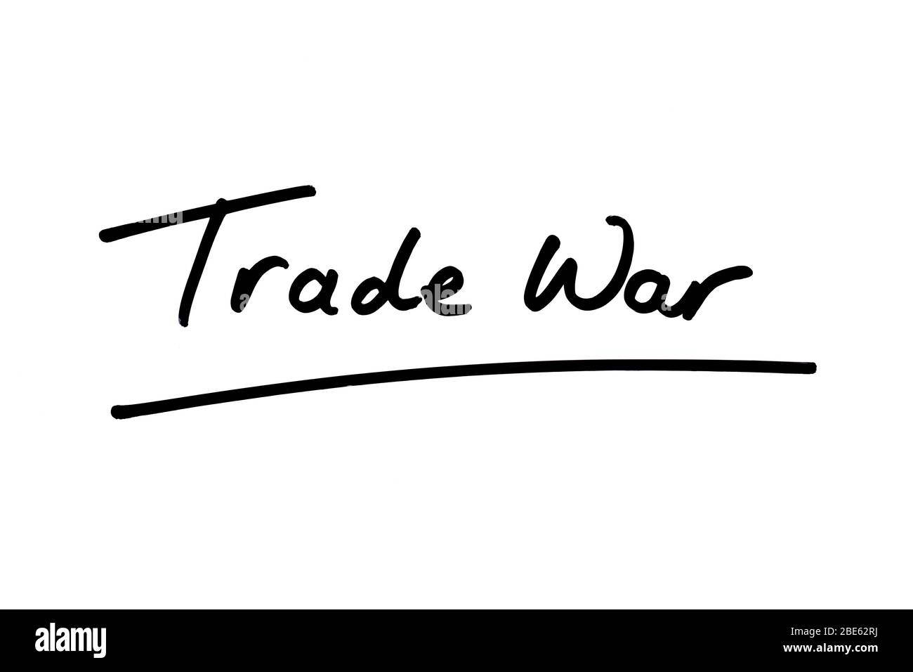 Trade War scritto a mano su sfondo bianco. Foto Stock