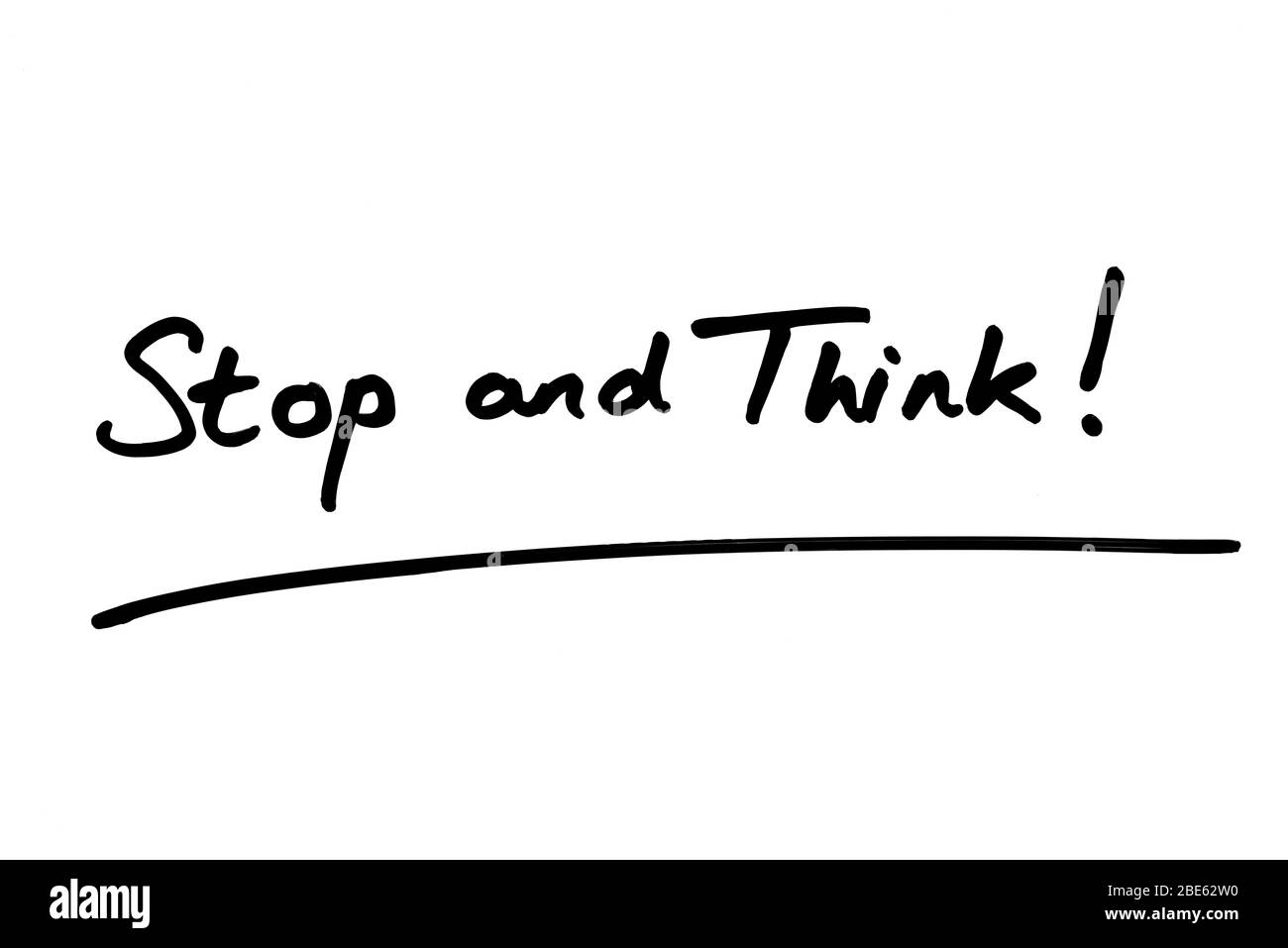 Fermati e pensa! manoscritto su sfondo bianco. Foto Stock