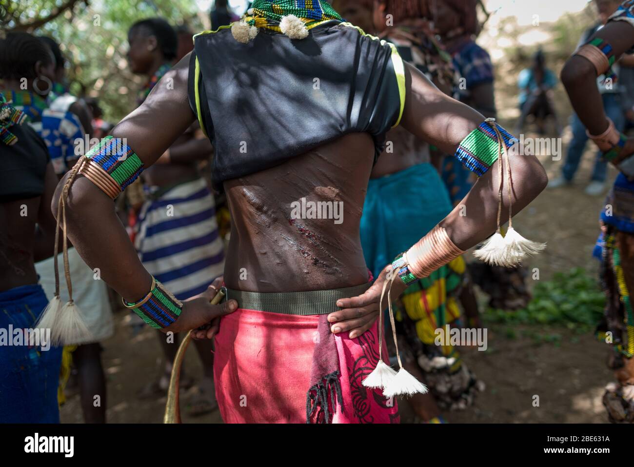 Donne con fruste sanguinanti e vecchie cicatrici a Mursi tribù etnico gruppo venuta di età bull jumping cerimonia, Jenka, Etiopia, Foto Stock