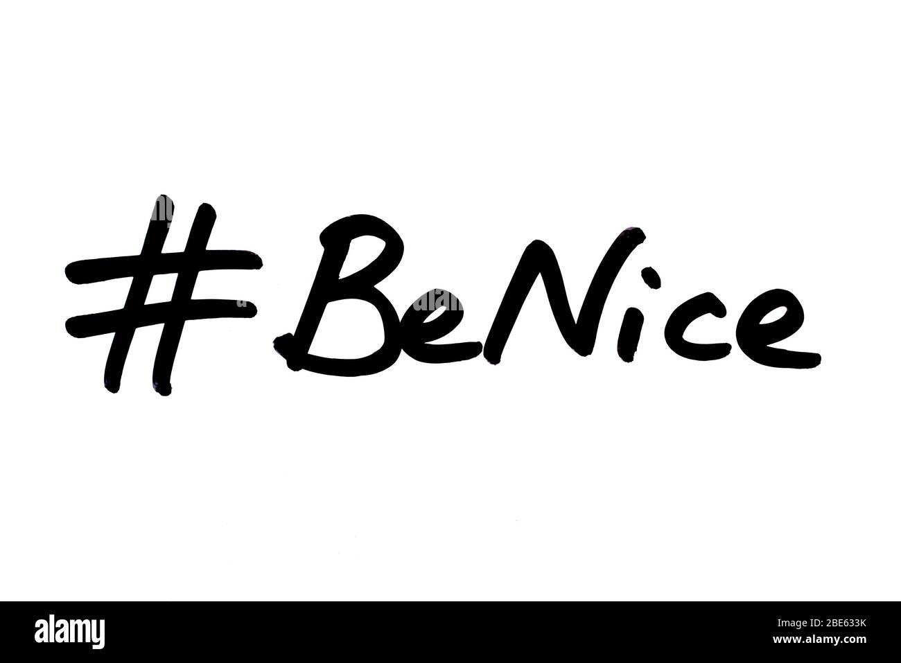 Hashtag Be Nice scritto a mano su sfondo bianco. Foto Stock