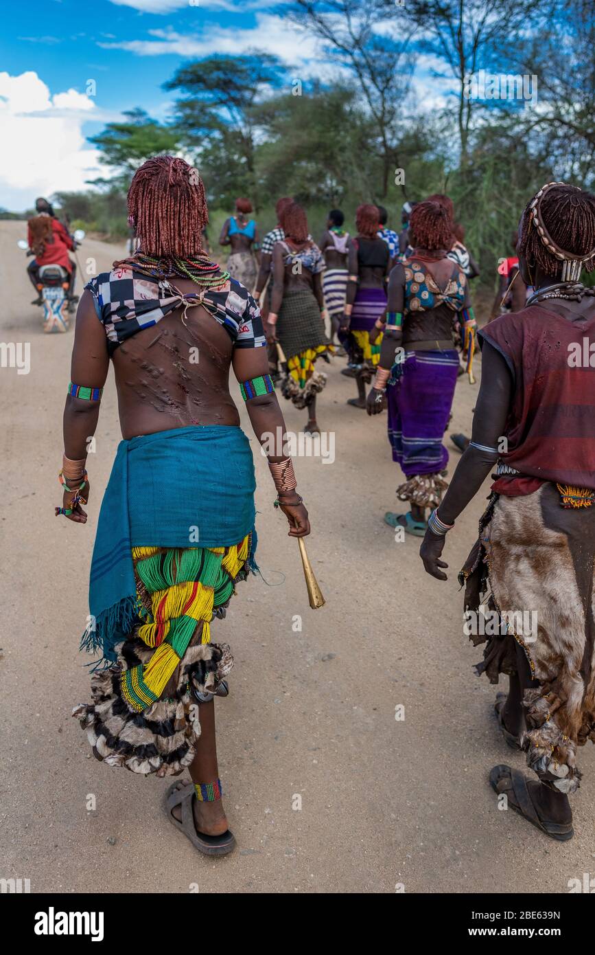 Donne con fruste sanguinanti e vecchie cicatrici a Mursi tribù etnico gruppo venuta di età bull jumping cerimonia, Jenka, Etiopia, Foto Stock