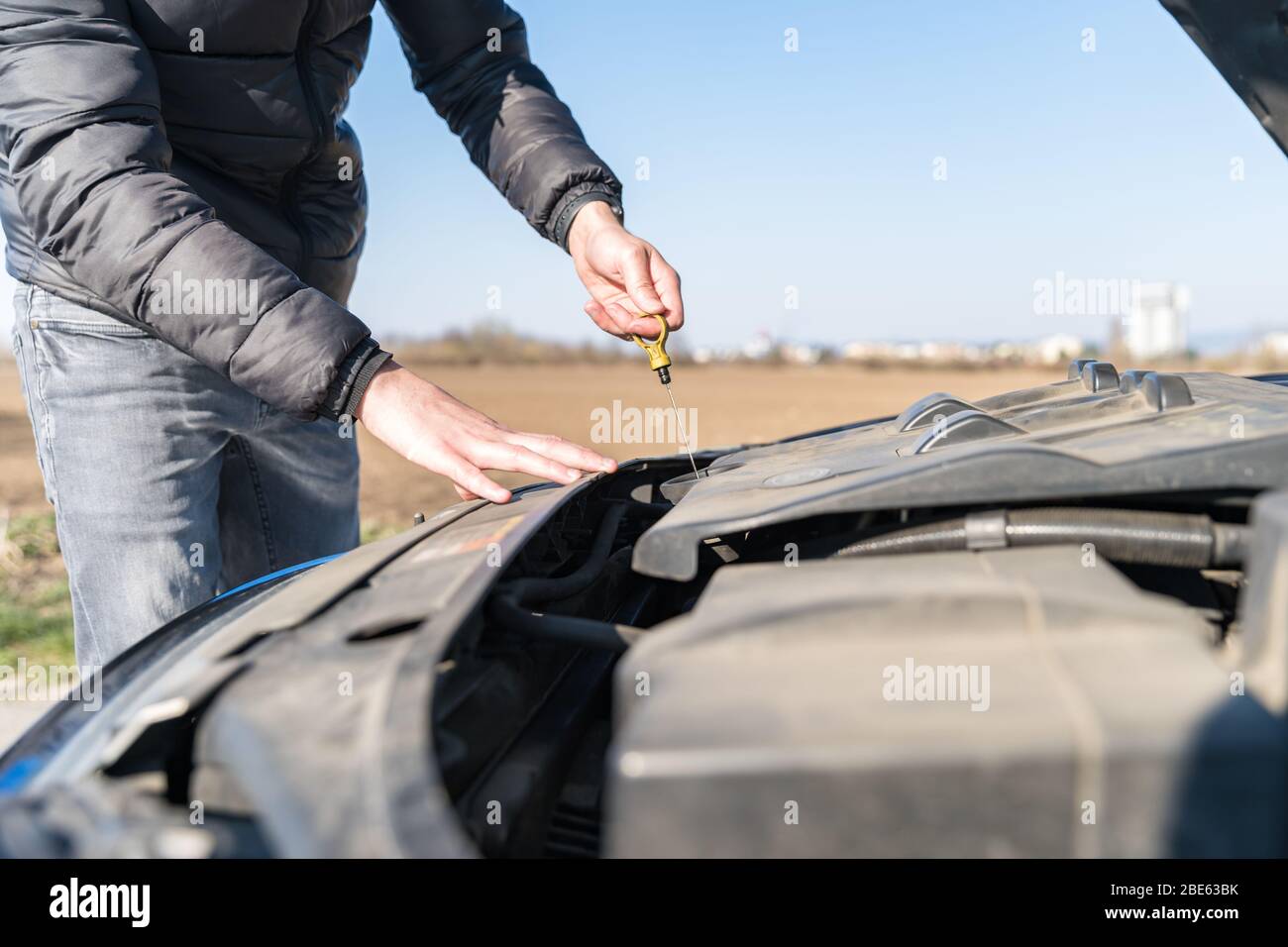 LOIMAA, Finlandia - 25 Aprile 2015: un contenitore di Mobil1 5W-30  totalmente sintetico olio motore contro auto pneumatico. Multiweight oli  come 5W-30 sono polimeri Foto stock - Alamy