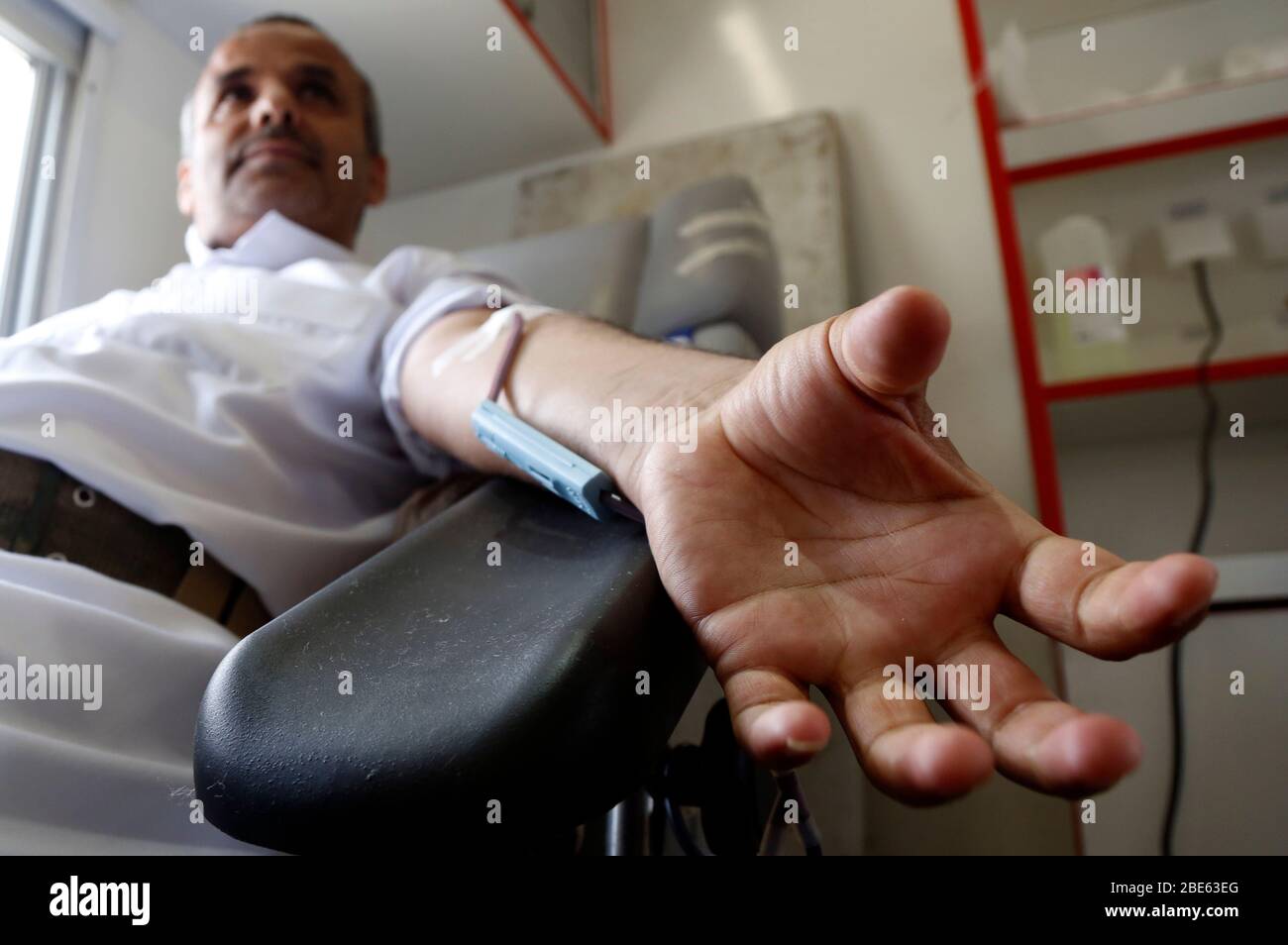 Sanaa, Yemen. 12 aprile 2020. Un uomo yemenita dona sangue a Sanaa, Yemen, 12 aprile 2020. La Sanaa di Yemeni ha lanciato domenica una campagna di donazione di sangue come uno sforzo per rafforzare l'approvvigionamento di sangue tra le crescenti preoccupazioni dell'epidemia di coronavirus. Credit: Mohammed Mohammed/Xinhua/Alamy Live News Foto Stock