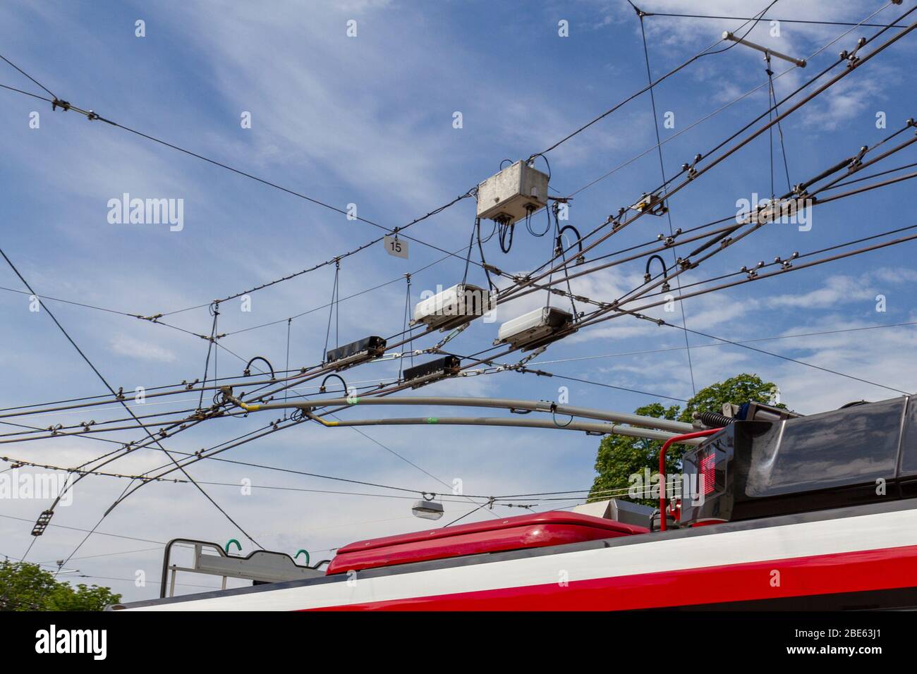Dettaglio dei cavi elettrici utilizzati dai filobus della città, Salisburgo, Austria. Foto Stock