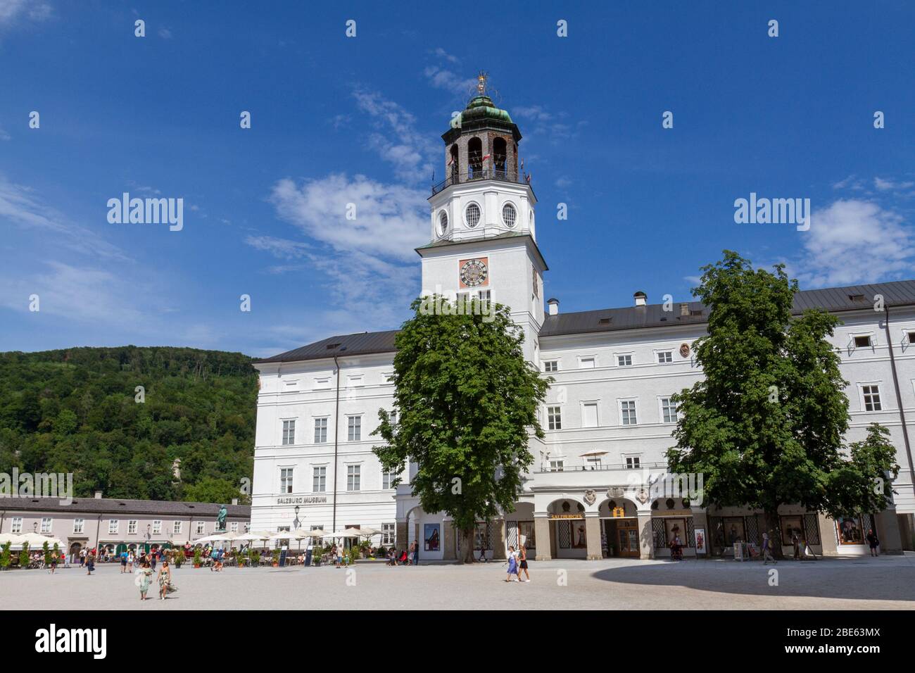 Il Neue Residenz (nuovo Residence), un edificio rinascimentale con un campanile, Residenzplatz, Salisburgo, Austria. Foto Stock