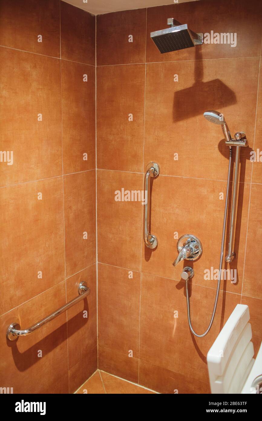 doccia con sedile e maniglioni per disabili e anziani in bagno Foto stock -  Alamy