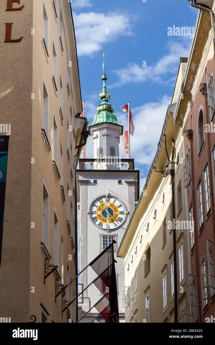 La guglia dell'orologio dell'Altes Rathaus (Municipio della Città Vecchia) a Salisburgo, Austria. Foto Stock