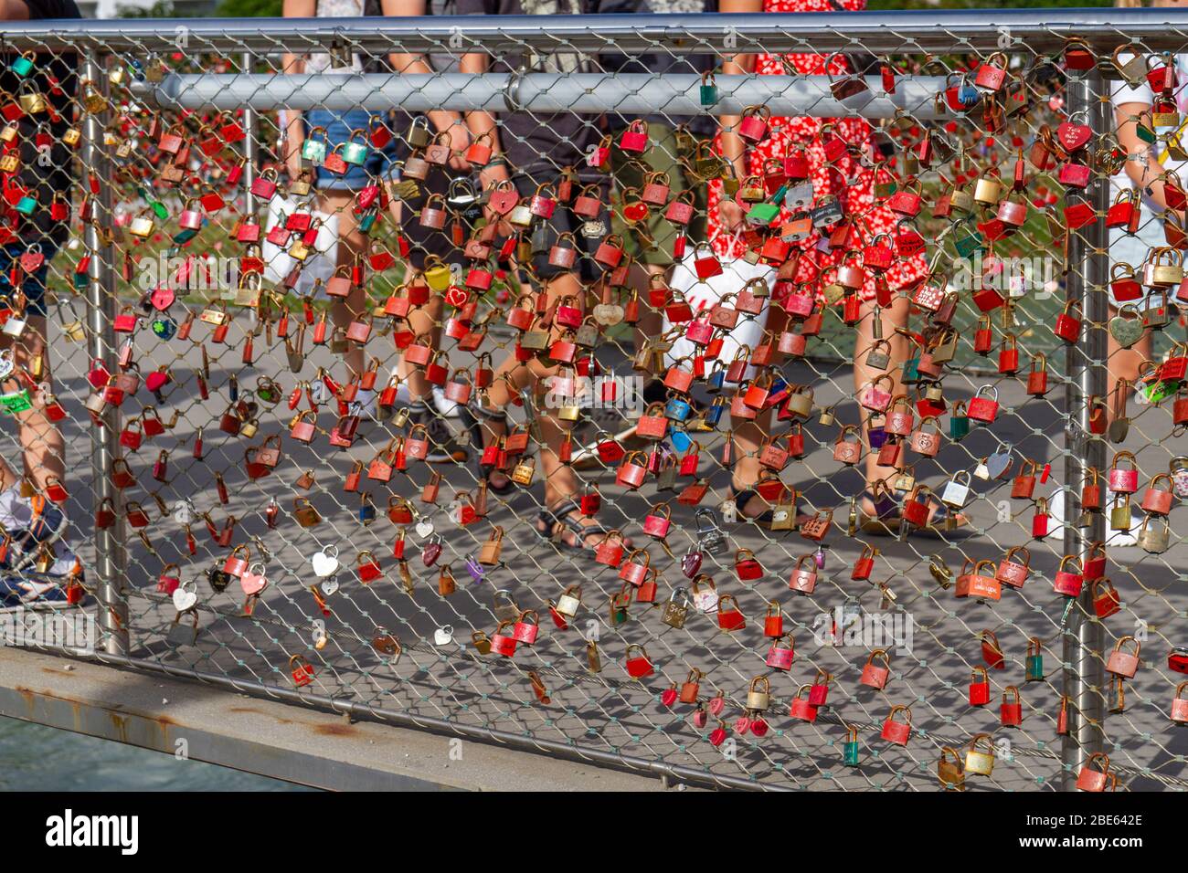 Il ponte Makartsteg, pieno di mini-lucchetti, sul fiume Salzach a Salisburgo, Austria. Foto Stock