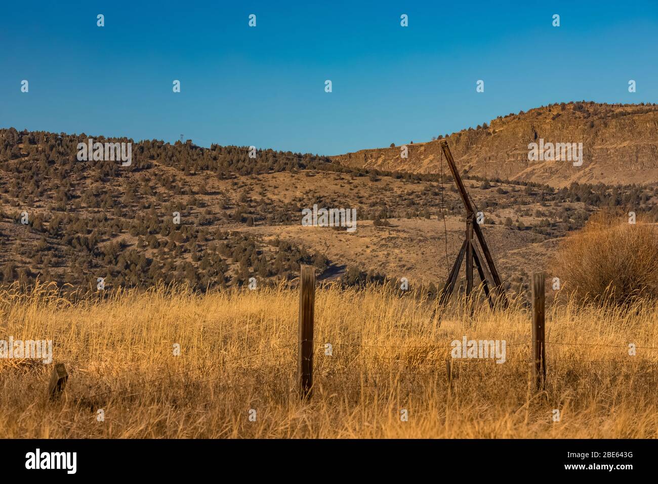 Derrick di fieno per sollevare e spostare fieno sciolto o calato al P Ranch in Malheur National Wildlife Refuge, Oregon, Stati Uniti Foto Stock